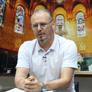 Padre Elizandro compartilha mensagens de fé que inspiram a sua segunda-feira, 09 de março