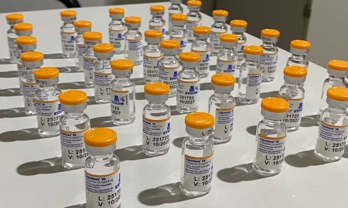 Mulher é presa após 80 ampolas de remédio para emagrecer serem achadas em casa de passagem