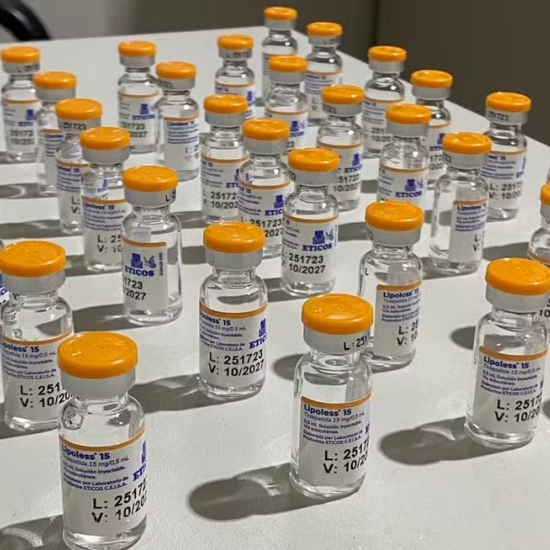 Mulher é presa após 80 ampolas de remédio para emagrecer serem achadas em casa de passagem