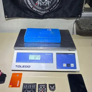 ​​​​​​​Motociclista é preso com cerca de 1 kg de cocaína após perseguição 