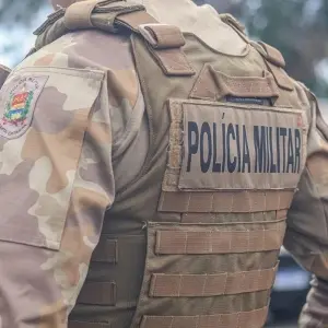 Mulher é detida após tentar sair de supermercado com carrinho cheio sem pagar