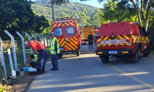 Acidente entre moto e carro deixa um morto e vítimas presas entre as ferragens