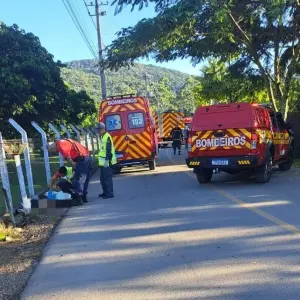 Acidente entre moto e carro deixa um morto e vítimas presas entre as ferragens