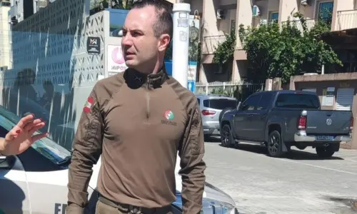 Sem guarda-vidas disponível, policial militar resgata vítima arrastada por correnteza