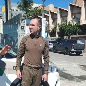 Sem guarda-vidas disponível, policial militar resgata vítima arrastada por correnteza