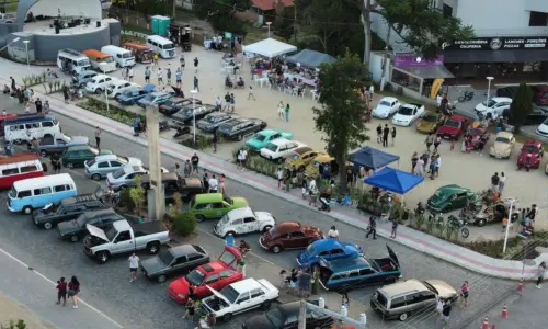 Lançamento do 3º Encontro Antigos e Amigos reúne amantes de carros em Tijucas