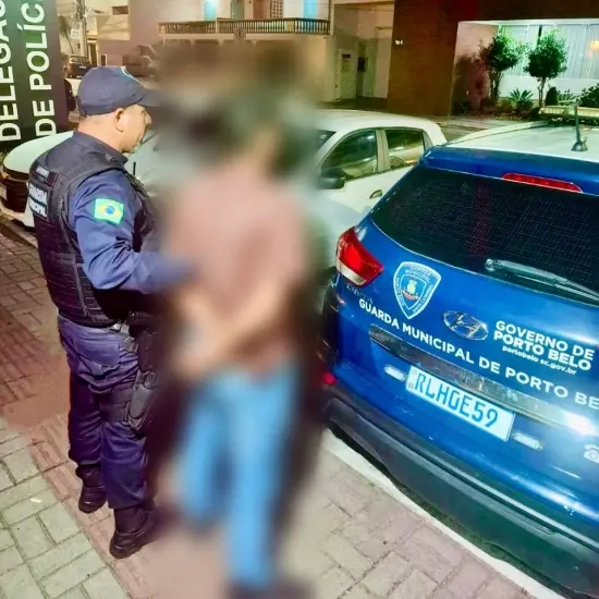 Acidente na madrugada expõe série de infrações e resulta na prisão de motociclista