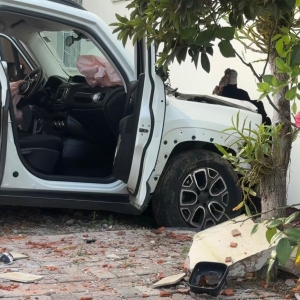Carro atropela ciclista e invade terreno, quebrando muro e parede de uma residência 
