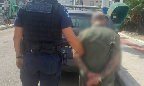 Homem é detido após ameaçar ex-parceira; suspeitas de porte de arma de fogo motivou busca  minuciosa