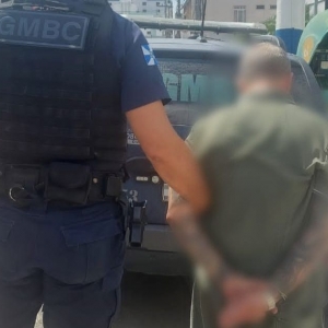 Homem é detido após ameaçar ex-parceira; suspeitas de porte de arma de fogo motivou busca  minuciosa