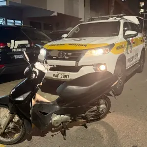Horas após roubo em Tijucas, moto e celular são recuperados e suspeito é preso