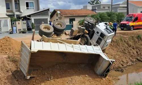Motorista perde controle de caçamba e veículo cai em vala próximo ao quartel dos Bombeiros
