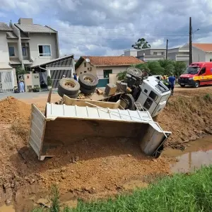 Motorista perde controle de caçamba e veículo cai em vala próximo ao quartel dos Bombeiros