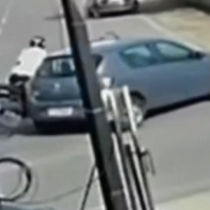 Colisão entre carro e motocicletas deixa uma mulher ferida em São João Batista