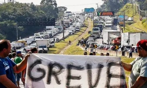 Caminhoneiros de Santa Catarina vão entrar em greve a partir desta quinta-feira (19/03)
