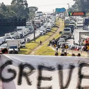 Caminhoneiros de Santa Catarina vão entrar em greve a partir desta quinta-feira (19/03)