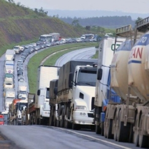 Decisão judicial proíbe fechamento de rodovias e portos; punições imediatas serão aplicadas