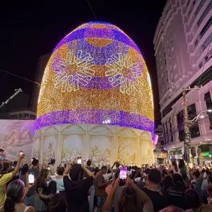 Multidão marca abertura da Páscoa em Itapema com acendimento de ovo gigante de LED