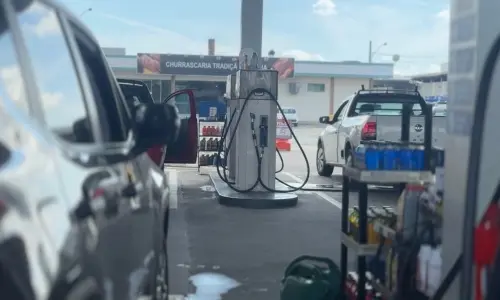 Filas diminuem, mas postos registram falta momentânea de combustível