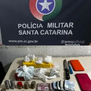 Tráfico por tele-entrega: mais de 1,7 kg de drogas são apreendidos em residência 