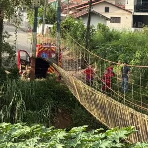 Ponte de arame cede, fere quatro pessoas e aciona helicóptero aeromédico