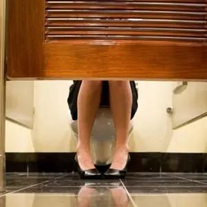 Estudante de Direito é detido após filmar mulheres em banheiro de faculdade 