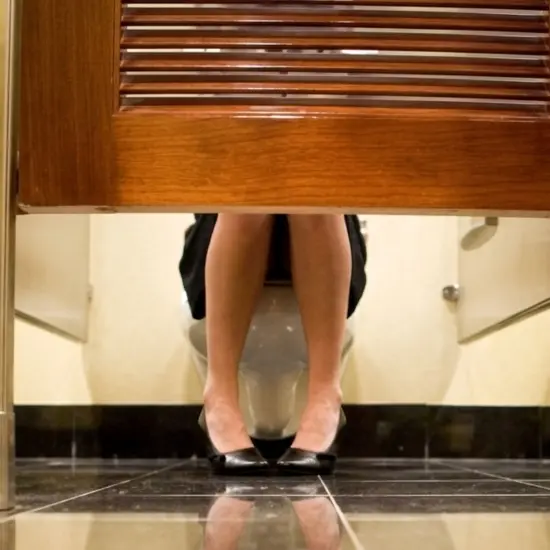 Estudante de Direito é detido após filmar mulheres em banheiro de faculdade 