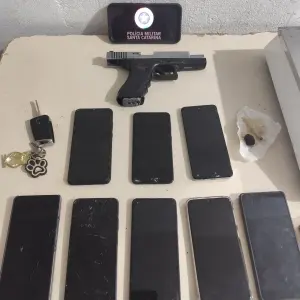 Trio suspeito é preso por roubo em operação noturna; simulaccros e celulares foram apreendidos