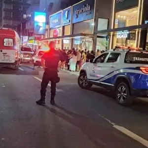 Pedestre é atropelada por moto após cruzar a rua fora da faixa de pedestres