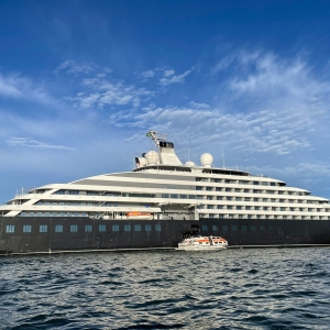 Iate de expedição de ultraluxo atraca em Porto Belo durante travessia pela costa sul-americana