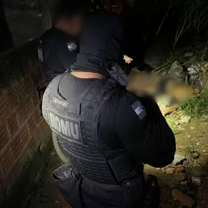 Suspeito morre após reagir à abordagem e efetuar disparos com arma de policial 