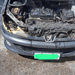 Carro pega fogo enquanto estava em movimento