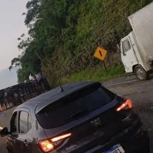 Tombamento de caminhão interdita pista sul da BR-101 e gera filas de 7 km