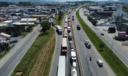 Fila na BR-101 chega a Itapema após tombamento de caminhão em Biguaçu