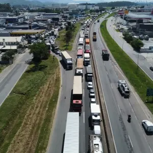 Fila na BR-101 chega a Itapema após tombamento de caminhão em Biguaçu