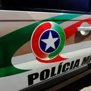 Motociclista é preso após adulterar placa de veículo com fita isolante 