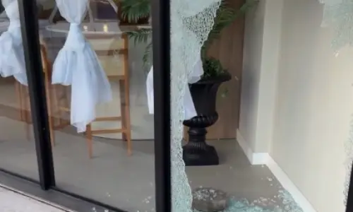 Homem quebra vidros de estabelecimentos comerciais e é flagrado por câmeras de segurança