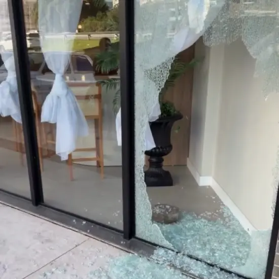 Homem quebra vidros de estabelecimentos comerciais e é flagrado por câmeras de segurança