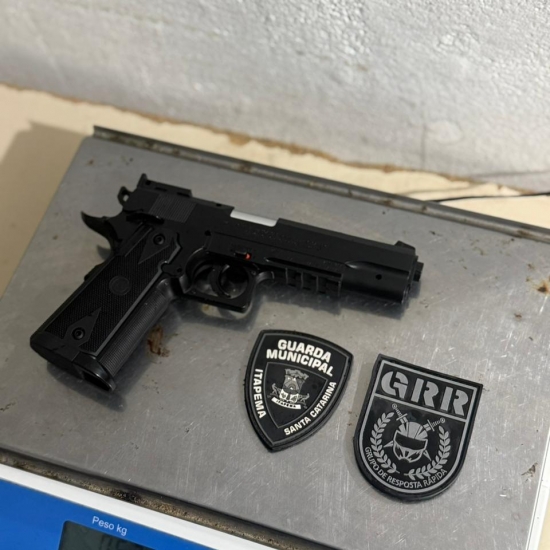 Homem é detido após danificar estabelecimentos com simulacro 