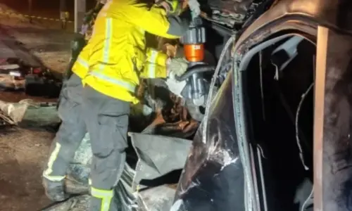 Acidente entre carro e micro-ônibus mata um homem e deixa oito feridos na SC-407