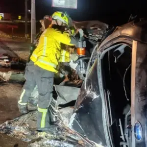 Acidente entre carro e micro-ônibus mata um homem e deixa oito feridos na SC-407