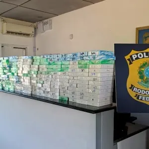 Carga com iPhones e relógios de luxo com destino a Balneário Camboriuí é apreendida na BR-101