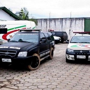 Dois são presos em Bombinhas em ações da PM; um por pensão e outro tráfico de drogas