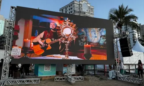 Multidão acompanha live de Frei Gilson na orla de Itapema