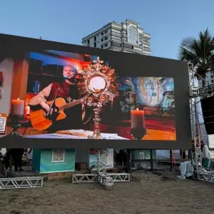 Multidão acompanha live de Frei Gilson na orla de Itapema