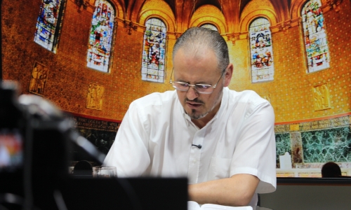 Padre Elizandro conduz o Tarde de fé para sua Sexta-feira Santa, 03 de abril
