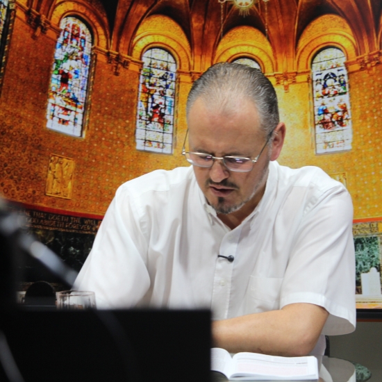 Padre Elizandro conduz o Tarde de fé para sua Sexta-feira Santa, 03 de abril