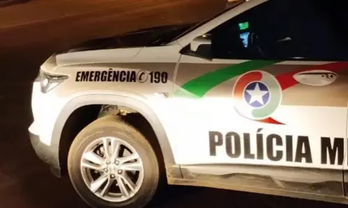 Casal é preso após roubo de moto e resistência à prisão; vítima reagiu ao assalto