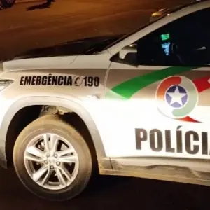 Casal é preso após roubo de moto e resistência à prisão; vítima reagiu ao assalto