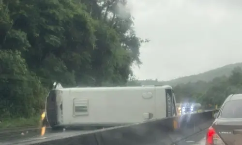 Micro-ônibus tomba na BR-101 e causa congestionamento de mais de 3 KM
